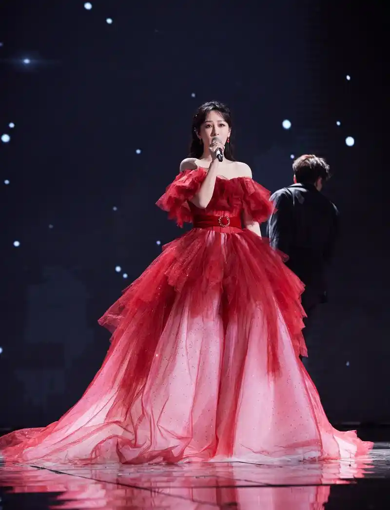 杨紫成跨年晚会收视率顶流,穿抹胸纱裙扮在逃公主,被惊艳到了