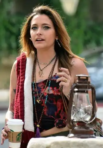 其母亲是迈克尔·杰克逊的第二任妻子,也是mj的朋友,护士黛比·洛薇