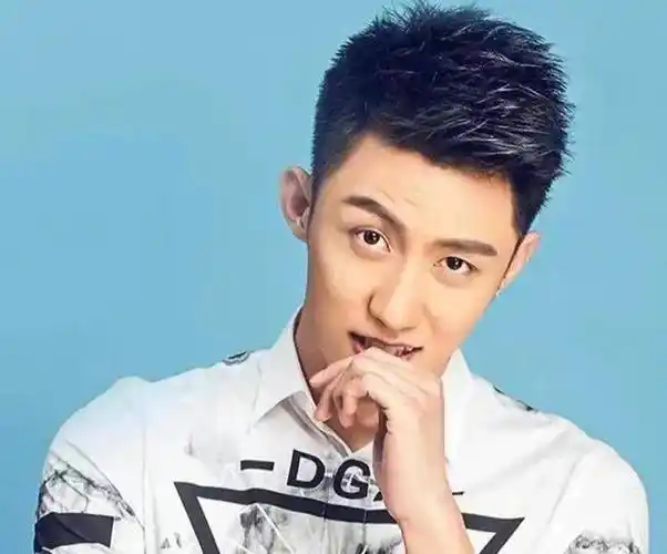 于正与王鹤棣经纪人互怼,孟美岐开演唱会被嘲,12月娱乐圈真热闹_网友