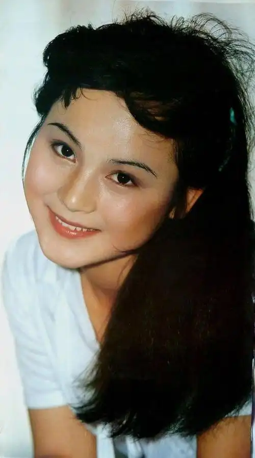 她是天生的"薛宝钗"!因出国把机会让给了张莉