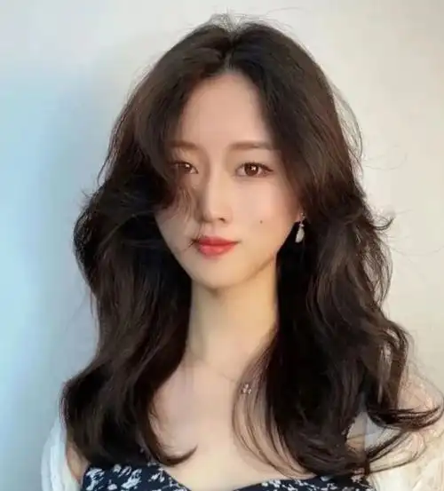 显年轻不显老的造型烫发,头发烫完显得很时尚很蓬松