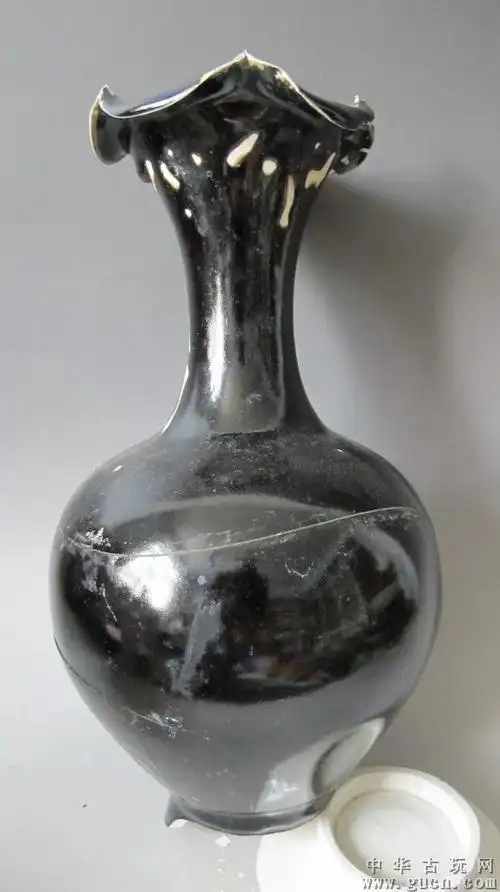 宋代定窑黑定花口瓶标本