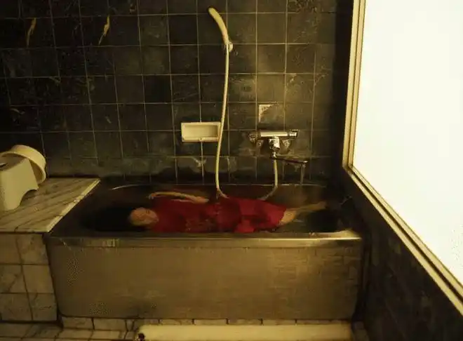 日本小护士拍下300多张自己的"死亡写真",网友:看不懂但大受震撼.