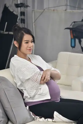 组图胡杏儿即将临盆仍工作感觉怀孕期间很幸福