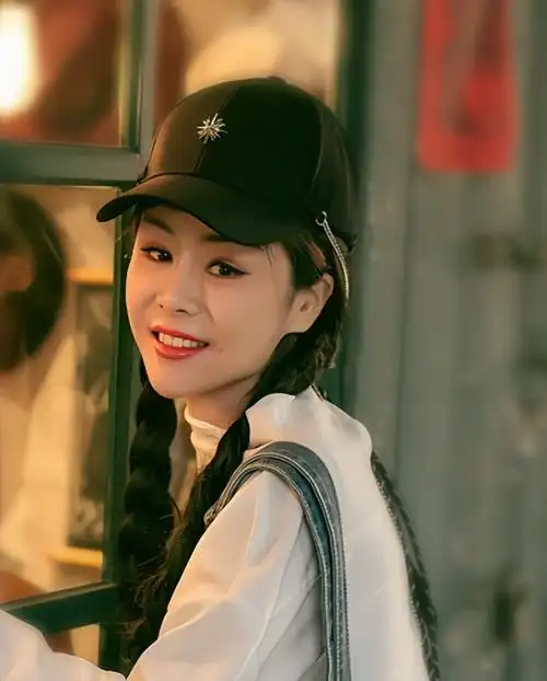 花姐档案简历(草根花姐:从大排档歌手到春晚演唱,如何凭一首狂浪火遍