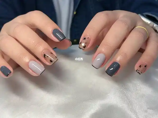 短款美甲灰色系美甲显白美甲