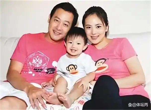 她因爱退圈做家庭妇女,却惨遭"插足"离婚,现44岁为儿子仍单身