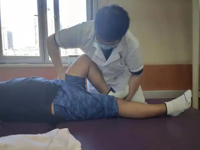 康复治疗师对患者进行下肢肌力训练