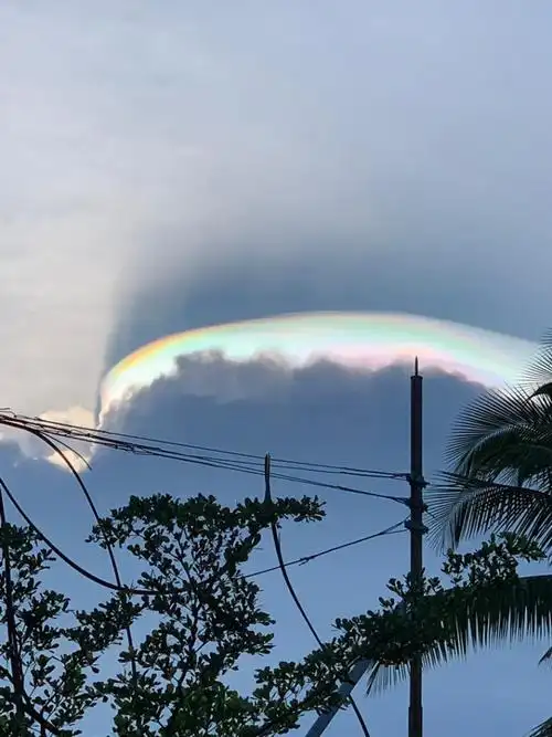 天文奇观两则:日本紫色天空,马来西亚火彩虹