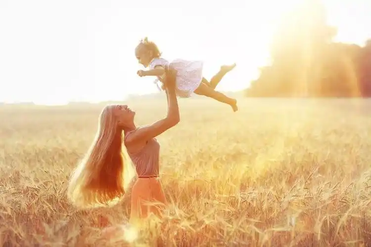 母亲在床上抱着她的孩子