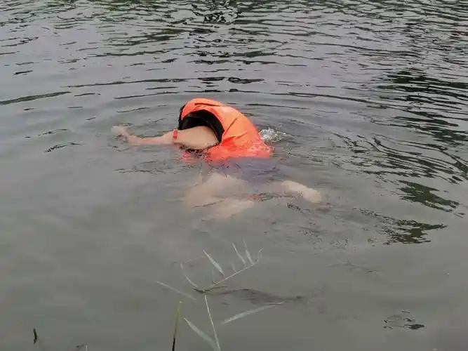 心痛!小井镇一18岁少年溺水