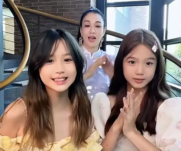 钟丽缇二女儿颜值开挂,五官越长越高级,模样竟丝毫不输妹妹考拉_腾讯