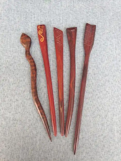 图中除了蛇是蛇纹木的,其余都是小叶紫檀的小哥制作的发簪用料很好,簪