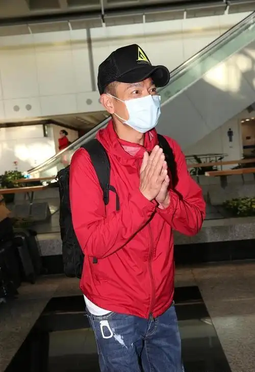 刘德华穿上红色夹克,搭一条卷边牛仔裤,时髦得似年轻人!