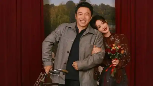 第二十条全家福释出,春楠给赵丽颖拍特写,酒红连衣裙手捧鲜花