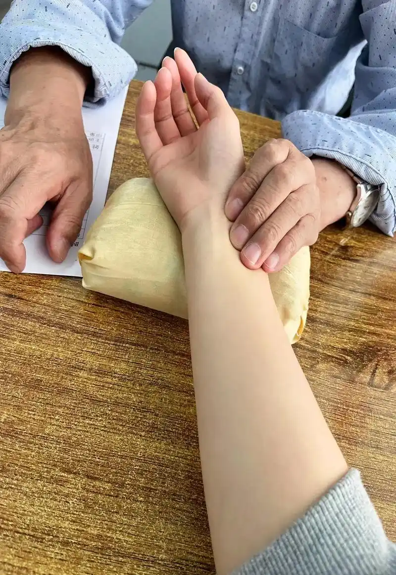 中医把脉一脸深沉的说,丫头,你这气血这么虚,上燥下寒,年纪轻 - 抖音