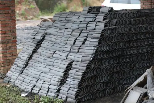 青砖是属于烧结砖,古青砖的主要原料为粘土,粘土加水调和后,挤压成型