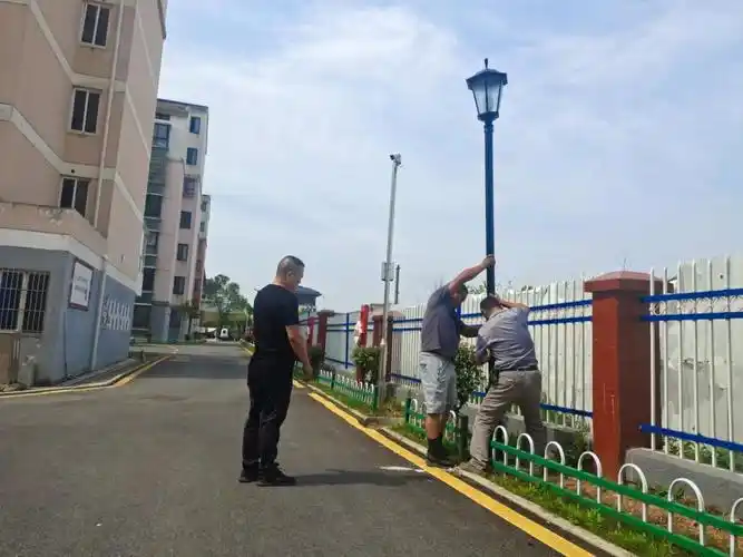 杏花村街道十里社区安装小区路灯点亮居民幸福生活