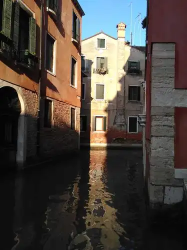 清晨再拍千年古城威尼斯,斑驳的墙与光影,铁窗铁门,处处呈现漫长历史