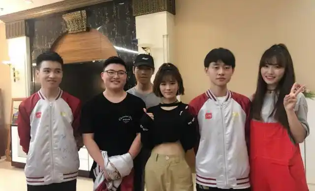 rng拍摄天天向上剧照曝光uzi站在最c位