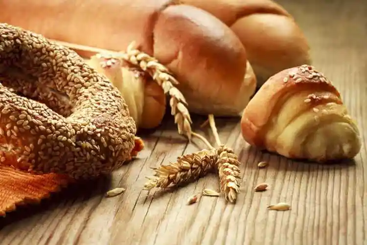 桌上各种烘焙面包