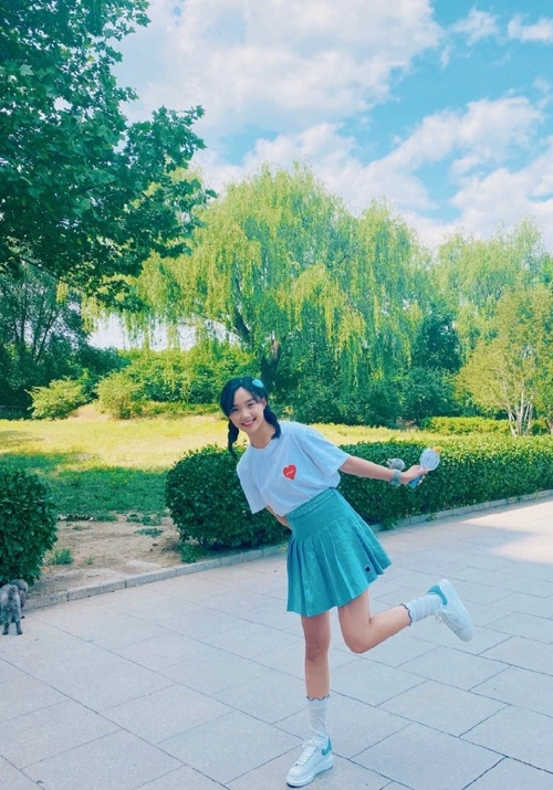 吕小雨终于穿短裤了,露腿后堪比"法国法棍"?小孩子都没法相比