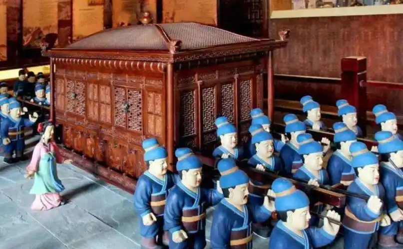 此外,明代张居正的三十二人抬的轿子更是把官威和面子发挥到了极致