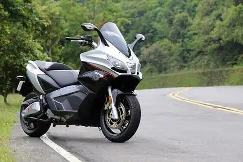 大型运动踏板摩托车:通勤,跑山皆宜的双缸大绵羊