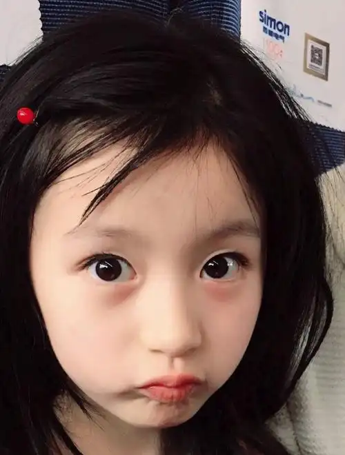 12岁裴佳欣和女星合影,美得不落下风,但儿时才是真好看|裴佳欣|下风