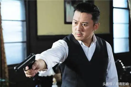 是云南王子白云飞,因为要和鲍蕾饰演的"安宁公主"完成和亲才来到京城