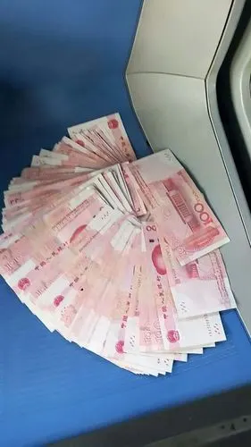 7000多元钱落在了公交车上