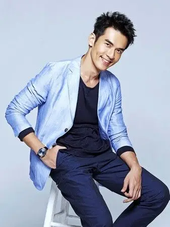 杨一展戴表露灿笑 散发熟男魅力