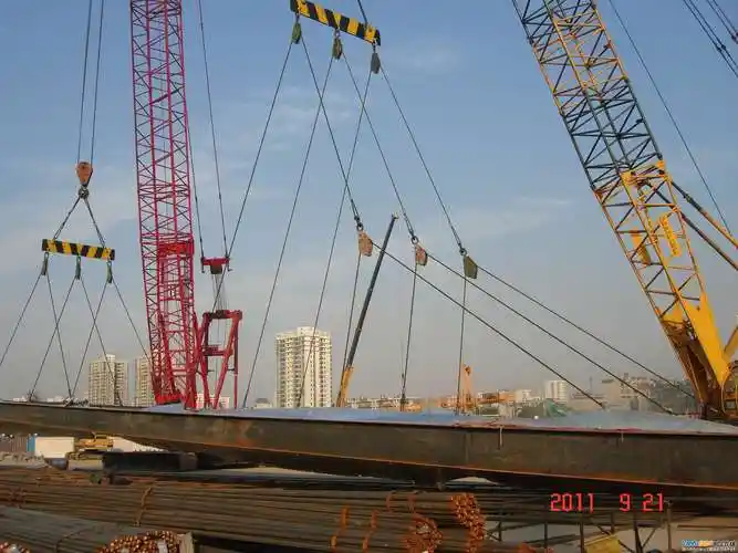 地下连续墙超大钢筋笼现场起吊实景