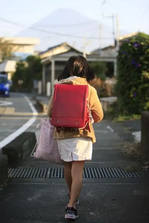 资料图:日本小学生背着书包去上学.新华社记者 任正来 摄