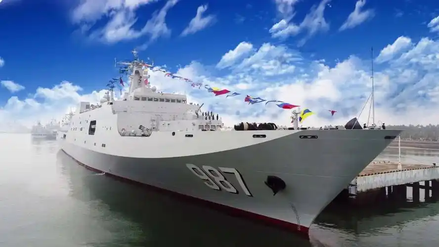 自主研发的071型综合登陆舰舷号987是一艘以革命老区五指山命名的战舰
