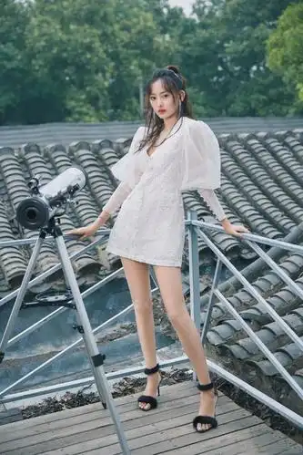 胡静成功躲过岁月,穿蕾丝连衣裙藏不住少女感,阔太就是不一样