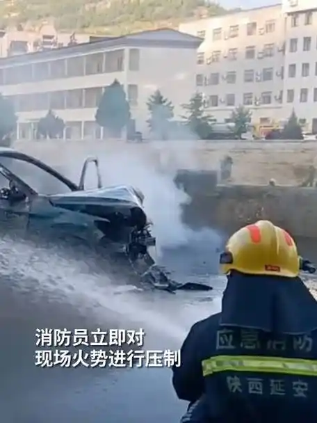 出租车相撞后突发自燃顷刻只剩车架