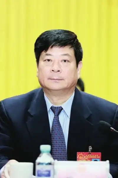 罗斌主持大会.金谊平/摄