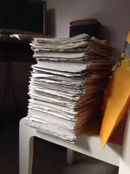 一位2011年毕业于衡水中学的女生保存了从高一到高三所做过的卷子,堆