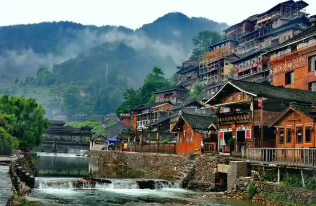 贵州位于我国的中部地区,贵州自然风光秀美,旅游胜地众多.