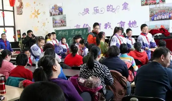 赵登禹小学师生到温馨家园开展学雷锋做好事活动