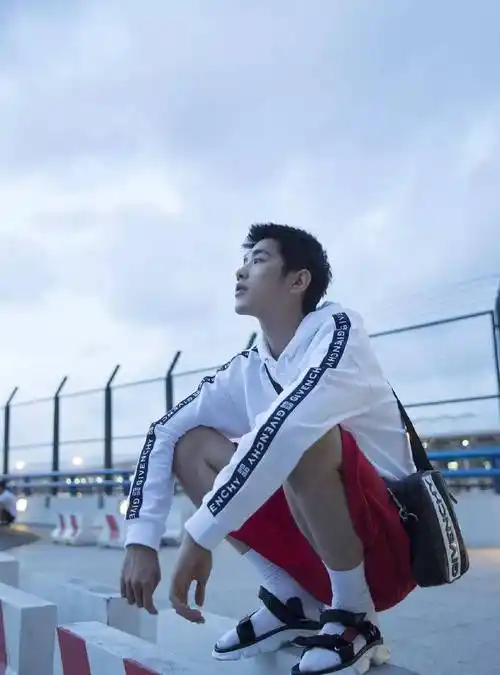 他是公认的大学校草,他也是最帅的it理工男_梁靖康_电影_网友