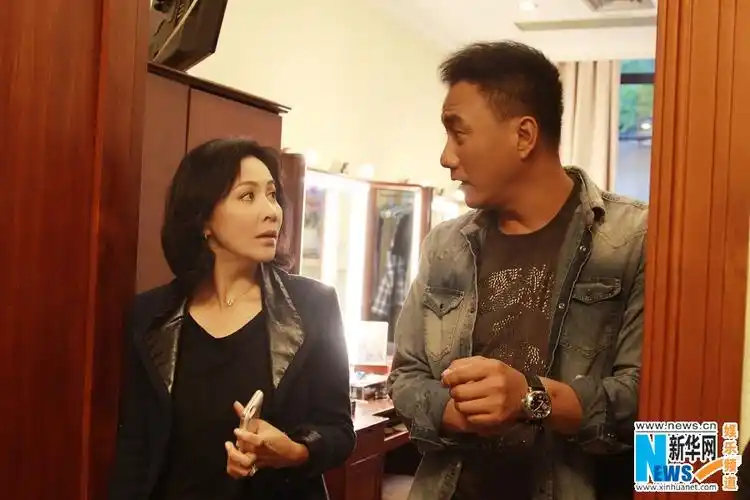 胡军《人民公敌》首演 与刘嘉玲后台热聊