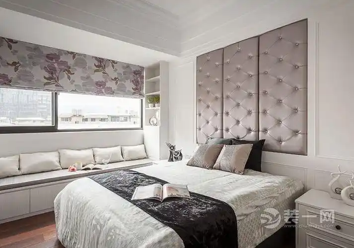 装修巧妙利用梁下空间摆设书桌与床,让生活机能更显完备.