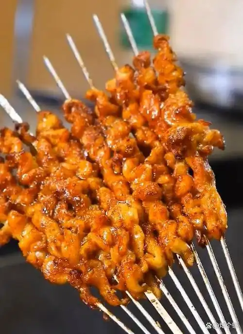 炭烤特色鸡皮串,腌制的和原味的你喜欢吃哪种?