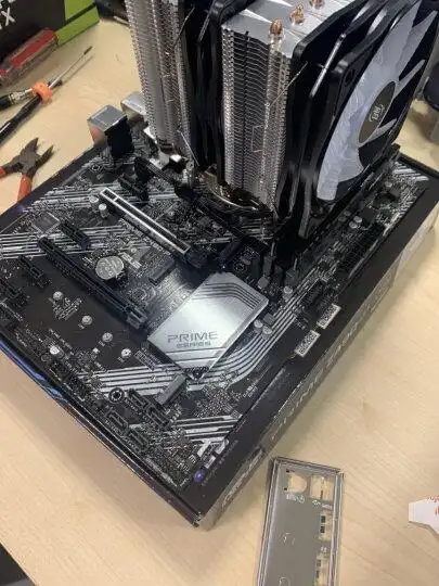 华硕prime z490-p:"用料讲究,做工很好,排版也很出色,大板,能容纳很多