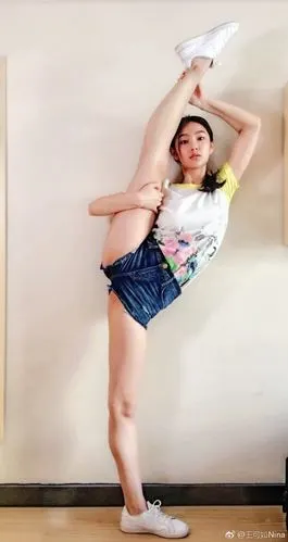 20日,冯女郎苗苗,钟楚曦,王可如纷纷晒出劈腿视频和照片反击,力证不