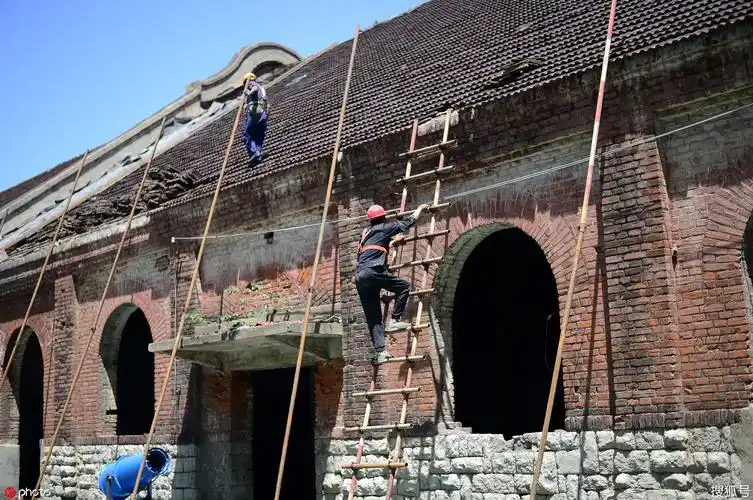 平方米的老建筑,四面墙体全是红砖,屋顶为木制结构,覆盖着近万片红瓦