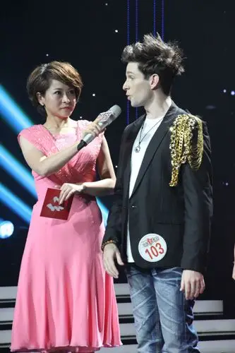 图文:中国红歌会争霸赛第六场老外唱红歌