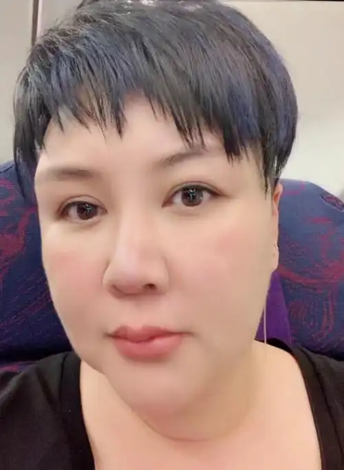 郭德纲8岁儿子长大了,剪寸头再度变胖看不见脖子,长相神似妈